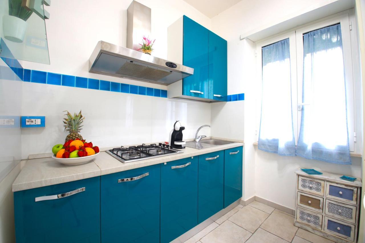 Hostly - Vittoria House - Near The Center With Private Parking Apartamento Nápoles Exterior foto