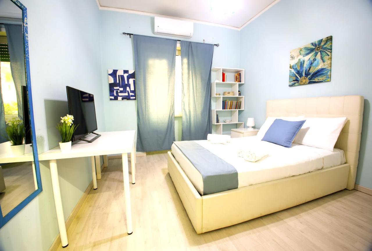 Hostly - Vittoria House - Near The Center With Private Parking Apartamento Nápoles Exterior foto